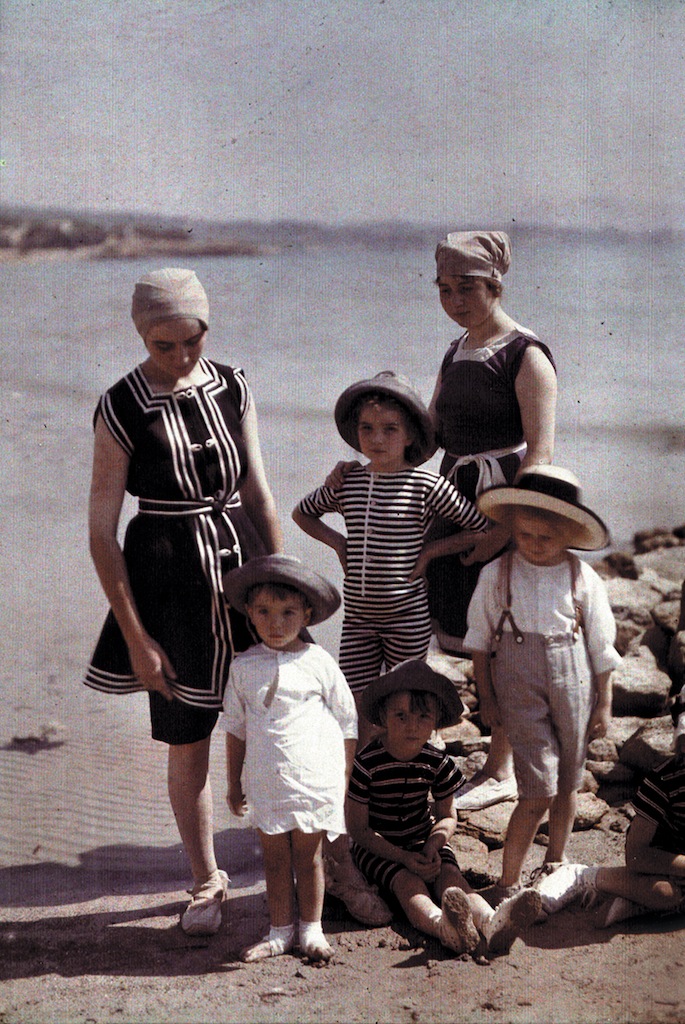 Au bord de l'eau. Plaque Autochrome Lumière © Institut Lumière