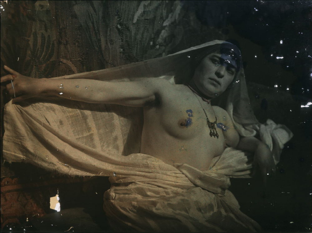 Ernest-Louis Lessieux.1 Femme drapée posant dans un intérieur(titre factice)  après 1907. Autochrome. © Alienor.org