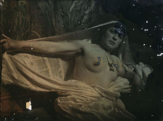 Ernest-Louis Lessieux.1 Femme drapée posant dans un intérieur(titre factice)  après 1907. Autochrome. © Alienor.org