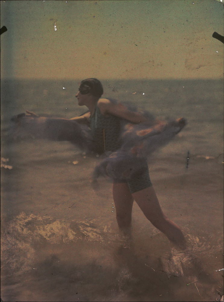 Ernest-Louis Lessieux.1 Tatiana sur une plage d'Oléron (titre factice) après 1907. Autochrome. © Alienor.org