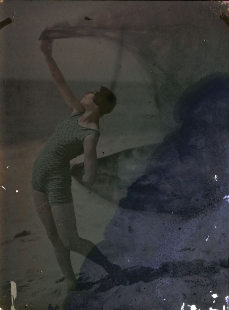 Ernest-Louis Lessieux (1874-1938). Tatiana en costume de bain sur une plage d'Oléron (titre factice). Autochrome. Via alienor