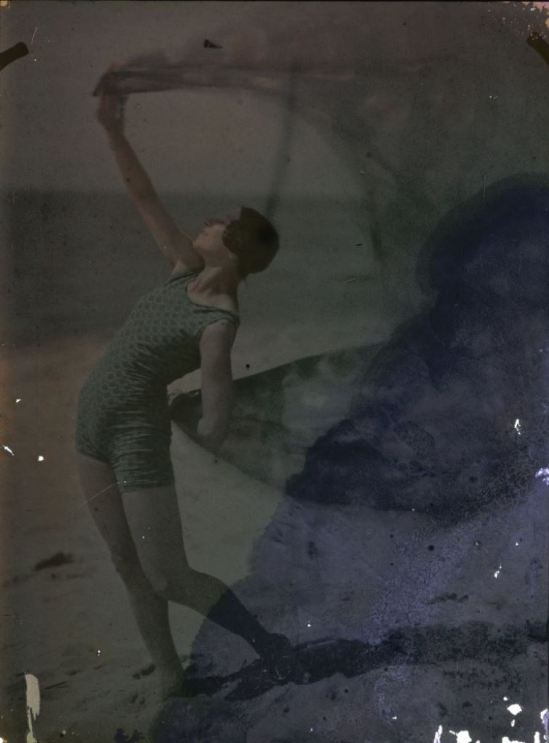 Ernest-Louis Lessieux (1874-1938). Tatiana en costume de bain sur une plage d'Oléron (titre factice). Autochrome. Via alienor