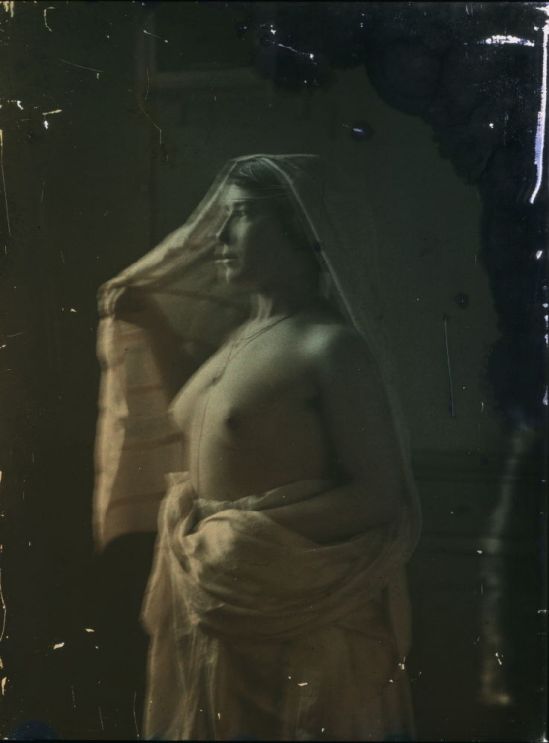 Ernest-Louis Lessieux. Femme drapée posant dans un intérieur(titre factice)  après 1907. Autochrome. © Alienor.org