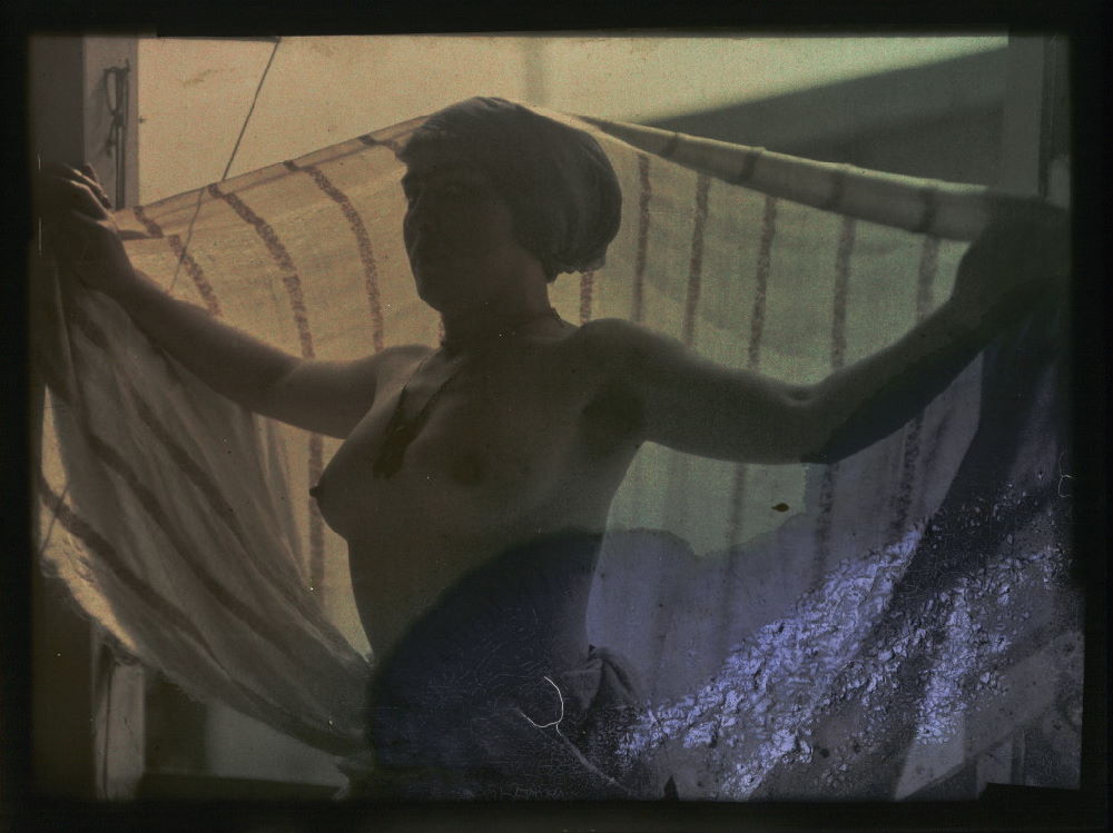 Ernest-Louis Lessieux. Femme drapée posant devant une fenêtre (titre factice)  après 1907. Autochrome. © Alienor.org