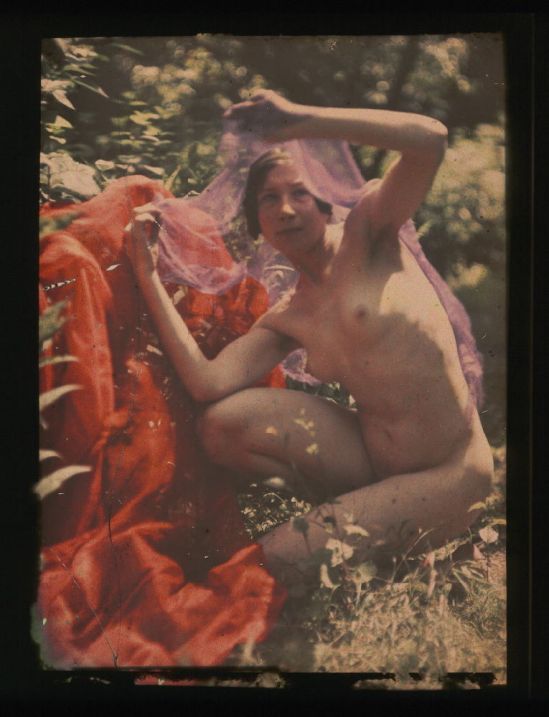 Ernest-Louis Lessieux. Tatiana posant accroupie sous un voile (titre factice) après 1907. Autochrome. © Alienor.org