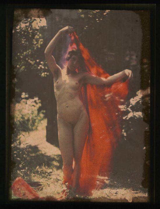 Ernest-Louis Lessieux. Tatiana posant nue avec un voile rouge (titre factice)  après 1907. Autochrome. © Alienor.org
