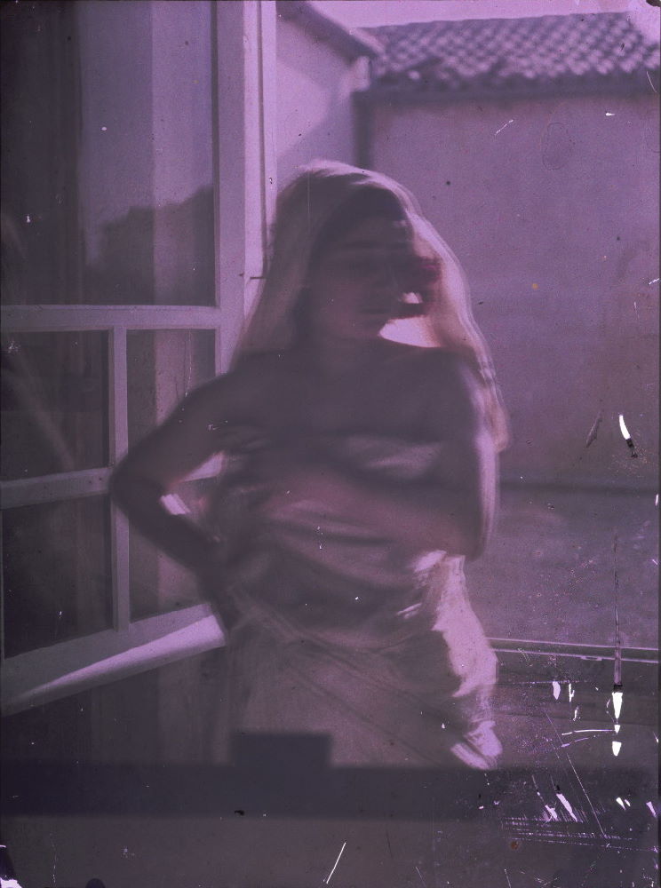 ErnestLouis Lessieux. 1Femme drapée posant devant une fenêtre (titre factice)  après 1907. Autochrome. © Alienor.org