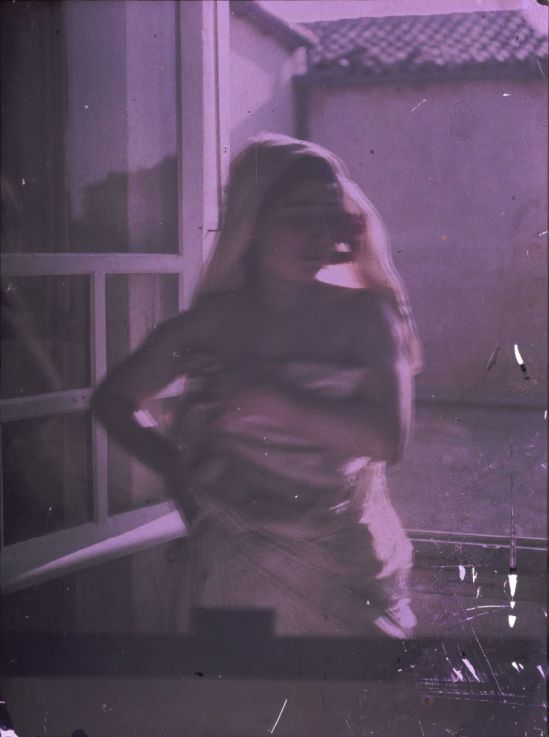 ErnestLouis Lessieux. 1Femme drapée posant devant une fenêtre (titre factice)  après 1907. Autochrome. © Alienor.org