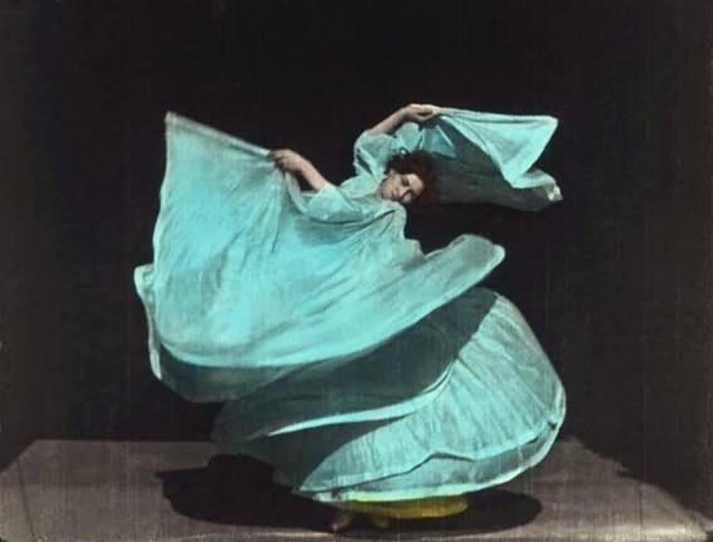 Frères Lumière. Loïe Fuller. Danse Serpentine 1899. Via babszynska on tumblr