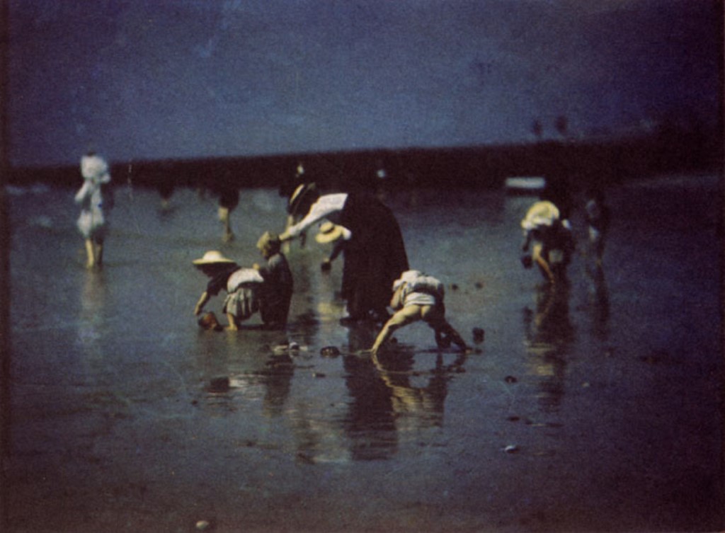 Otto Pfenninger. Children playing on the beach at Brighton 1906. Autochrome. .pngPhotograph courtesy of the Royal Photographic Society