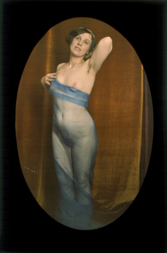 Photographe anonyme. Female nude draped with blue veil. 1907-1910. Autochrome. Via iphotocentral