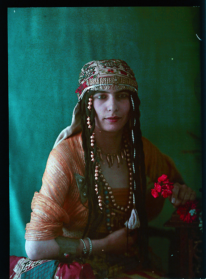 Photographe anonyme.  Middle eastern woman holding flowers 1910. Autochrome. Via iphotocentral