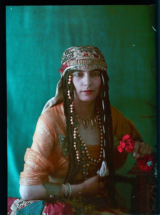 Photographe anonyme.  Middle eastern woman holding flowers 1910. Autochrome. Via iphotocentral