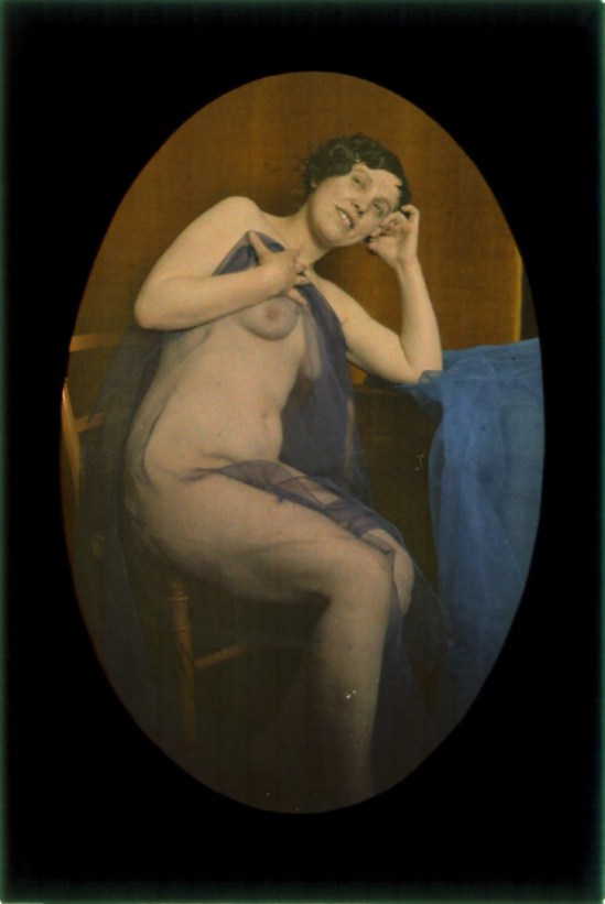 Photographe anonyme2. Female nude draped with blue veil. 1907-1910. Autochrome. Via iphotocentral