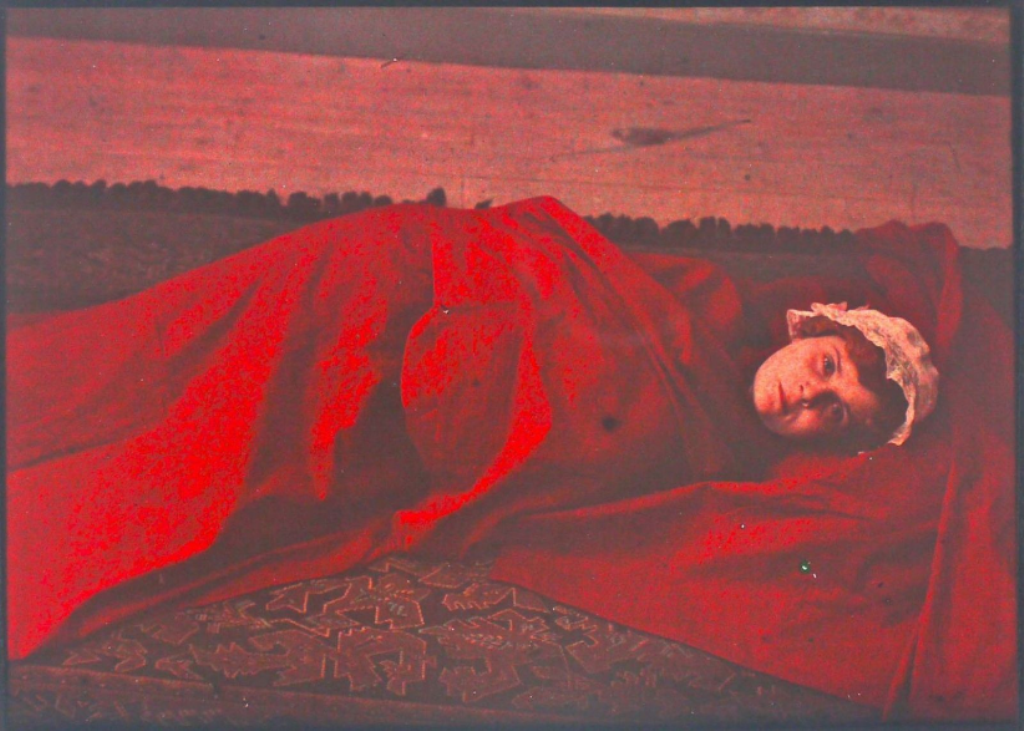 Possibly english autochromist study in red 1910s. Via drouot