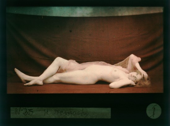 Robert Demachy. Nu féminin allongé, drapé d'un voile rose 1907-1915. Via bnf