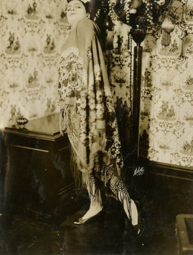 Valeska Suratt photographed by White Studios 1910s. Via gmgallery on tumblr