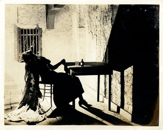 Desconocido. Rosa Rolando (Rosa Covarrubias) en escena de teatro representando un suicidio. Via catarinaudlap