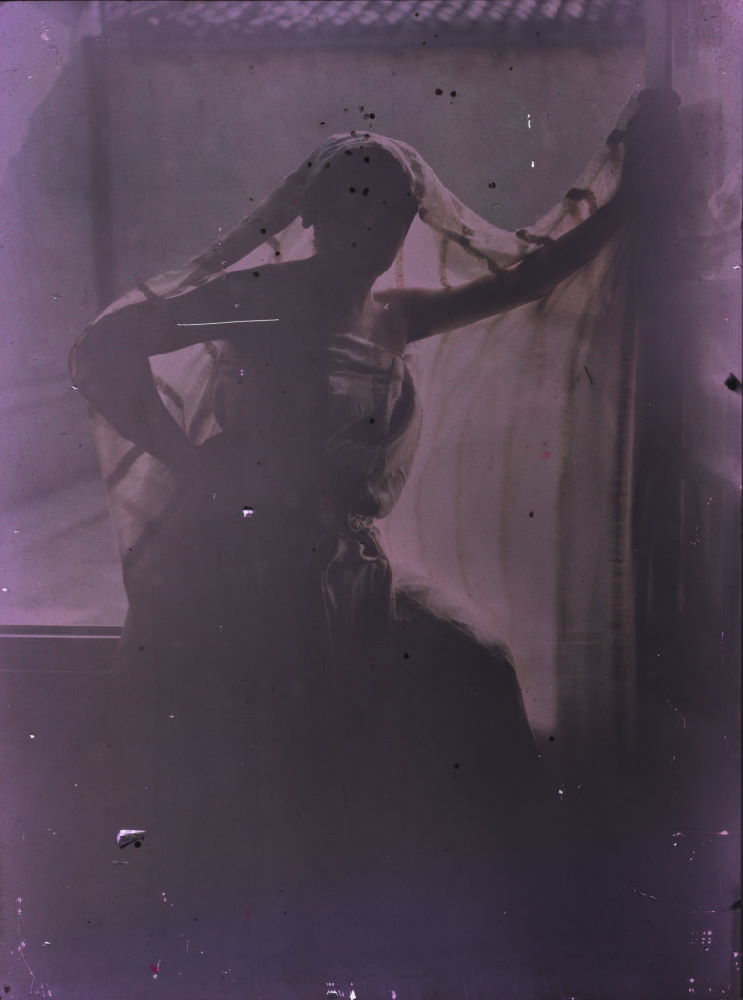 Ernest-Louis Lessieux. Femme en pied posant devant une fenêtre après 1907. Autochrome. © Alienor.org