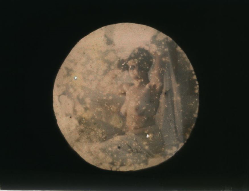 Ernest-Louis Lessieux. Femme posant assise nue (titre factice) après 1907. Autochrome. © Alienor.org