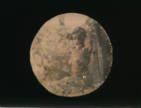 Ernest-Louis Lessieux. Femme posant assise nue (titre factice) après 1907. Autochrome. © Alienor.org