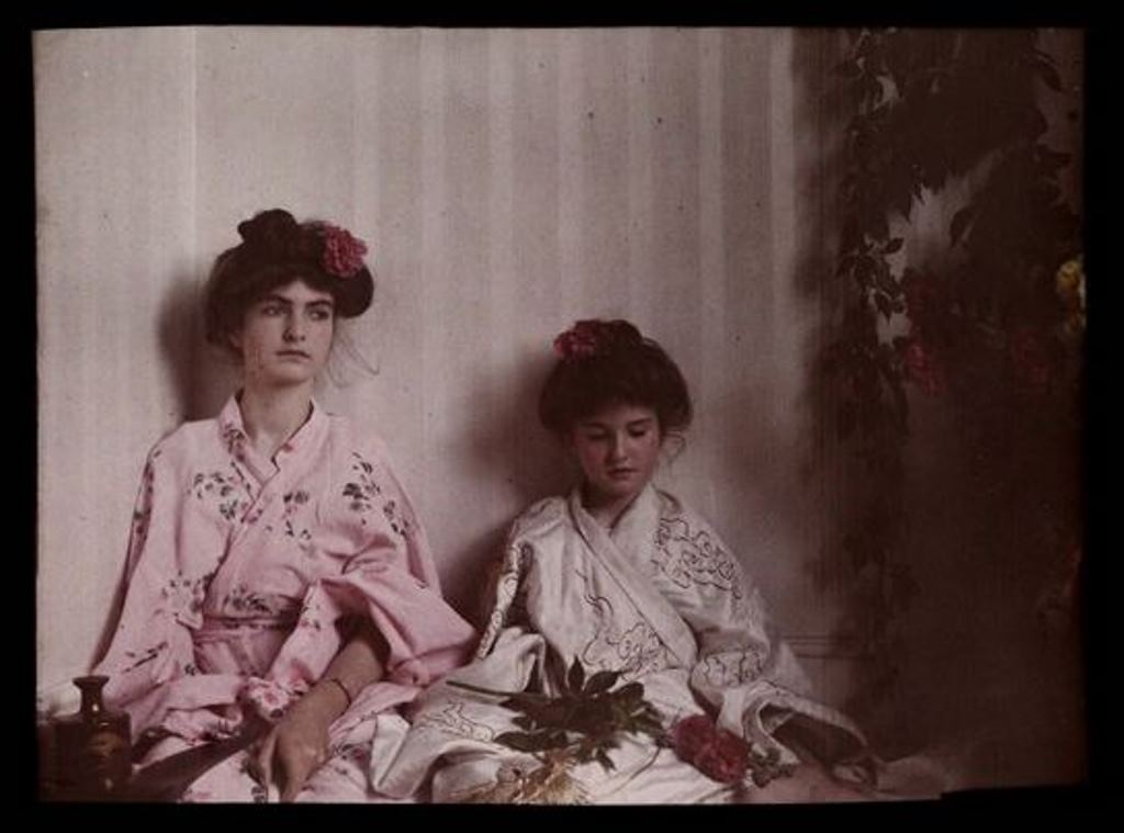 Etheldreda Janet Laing. Two girls in oriental costume 1908. Autochrome ® National media museum
