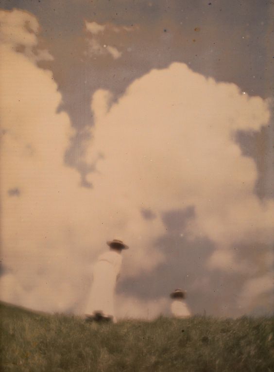Heinrich Kühn. Miss Mary and Lotte at the hill crest 1910. Autochrome ® RMN