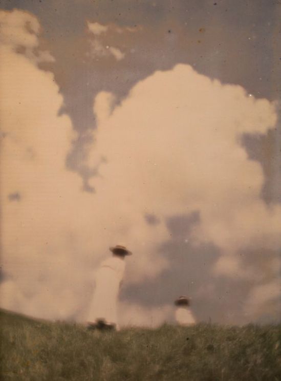 Heinrich Kühn. Miss Mary and Lotte at the hill crest 1910. Autochrome ® RMN