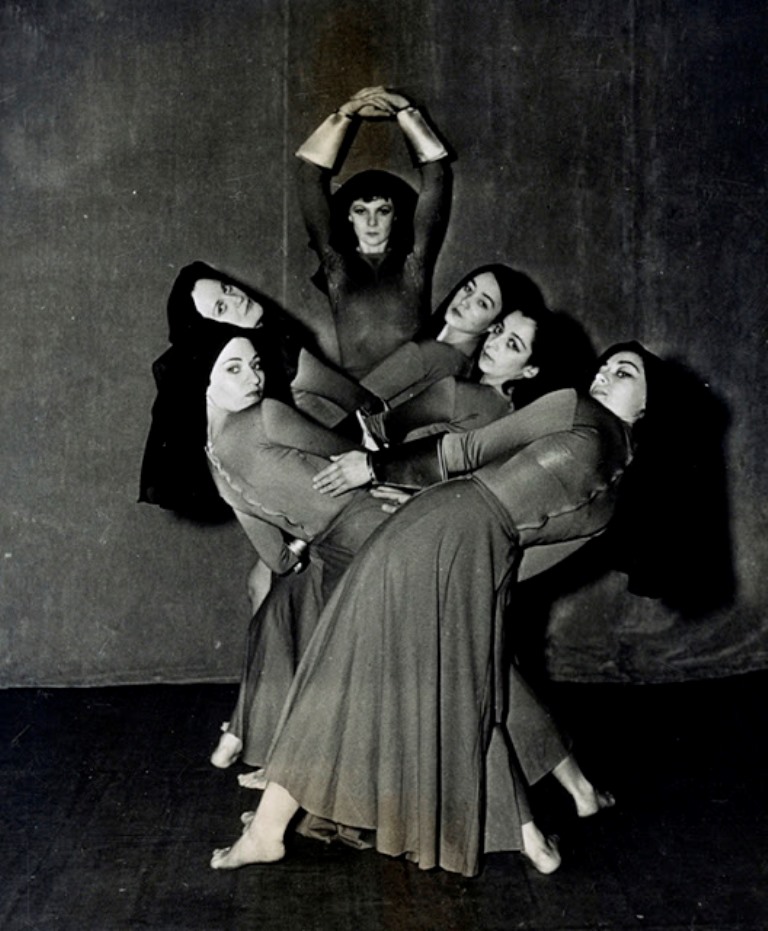 Helen Tamiris, center, with fellow dancers Augusta Gassner, Dvo Seron, Ailes Gilmour, Marion Appell, and Lulu Morris, 1937. Photo courtesy of the Library of Congress