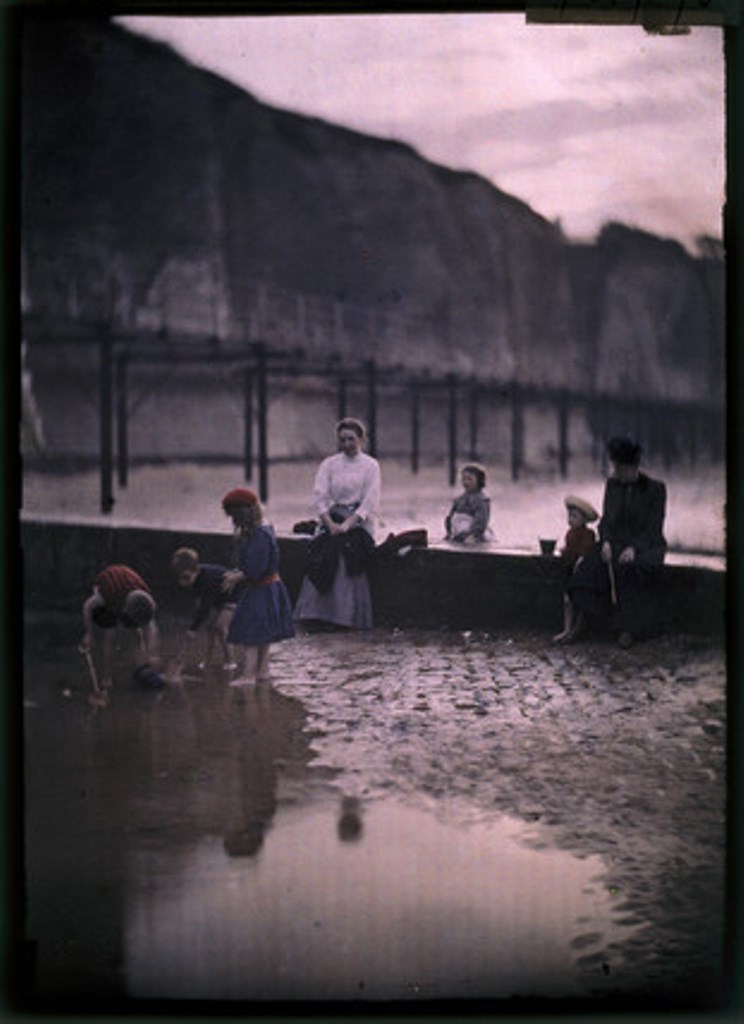 John Cimon Warburg. Children by the breakwater 1908. Autochrome. Via ssplprints