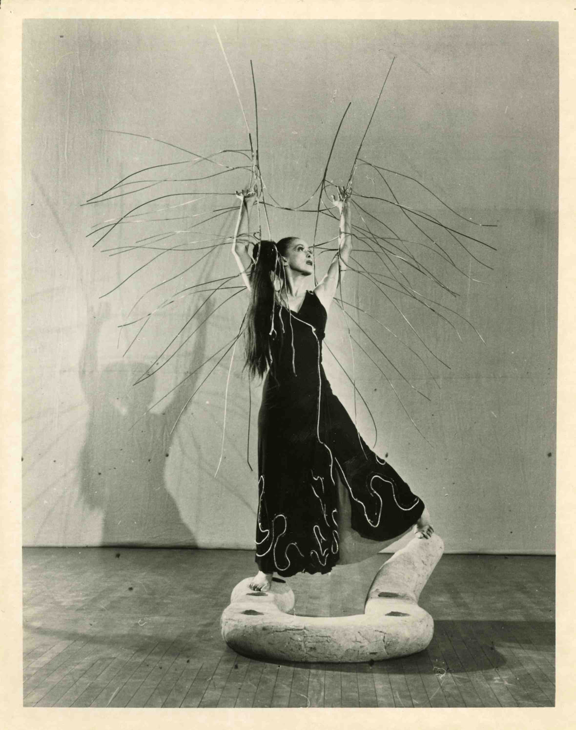Martha Graham and Noguchi's wire sculpture as Medea in Cave of the heart 1946