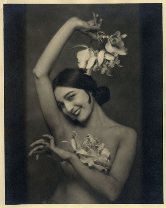 Nickolas Muray. Rosa Rolando(Rosa Covarrubias) con orquídias 1926. Via catarinaudlap