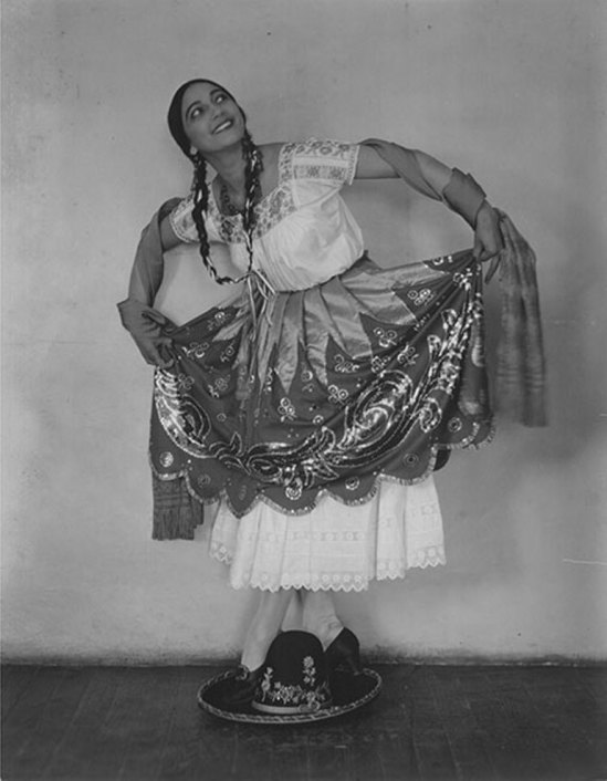 Nickolas Muray. Rosa Rolando(Rosa Covarrubias) en Rancho Mexicano 1925. Via catarinaudlap