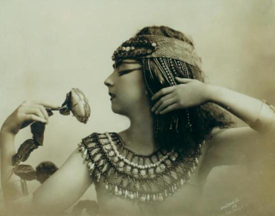 Otto Sarony. Ruth St. Denis in Egypta 1910. Via nypl