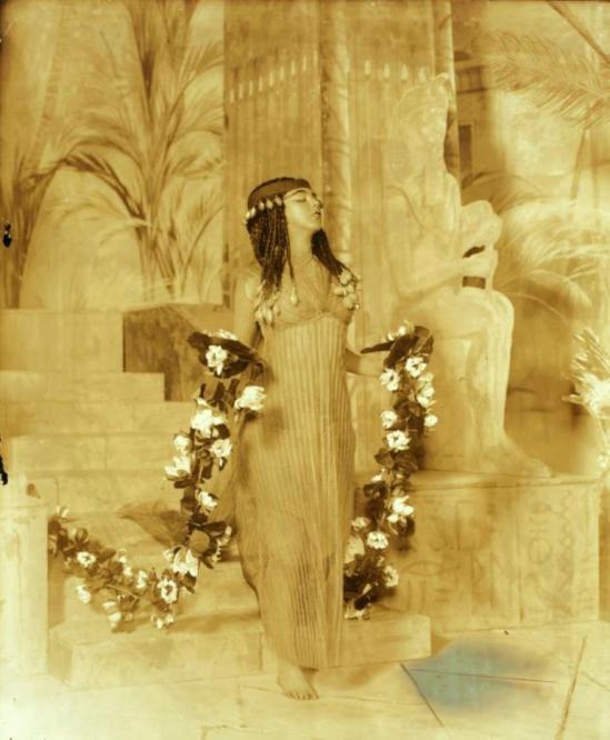 Ruth St. Denis in Egypta 1910. Via nypl