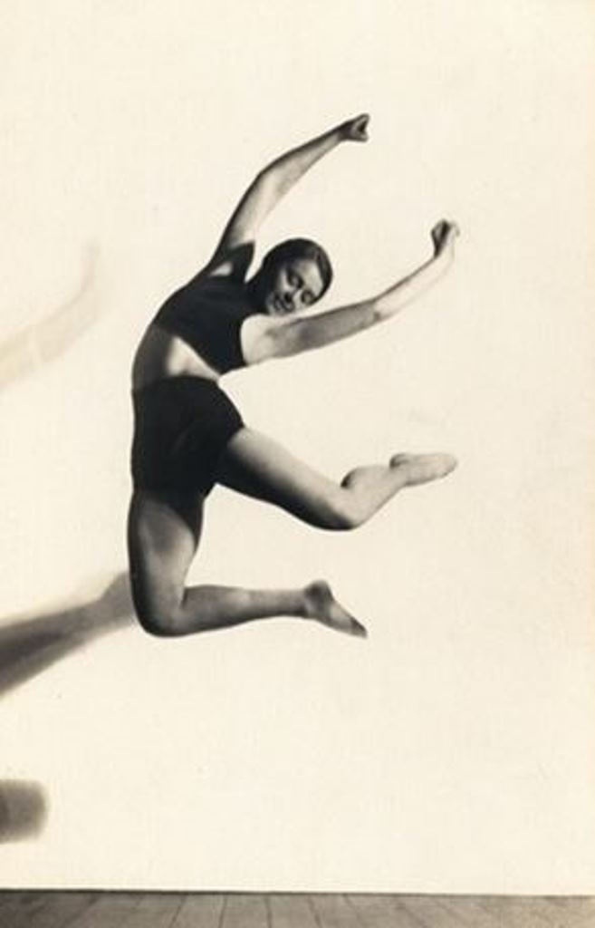 Charlotte Rudolph. Mary Wigman jumping 1925-1929. Via arnet