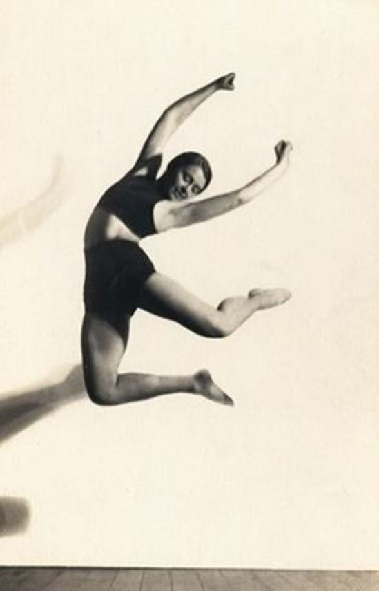 Charlotte Rudolph. Mary Wigman jumping 1925-1929. Via arnet