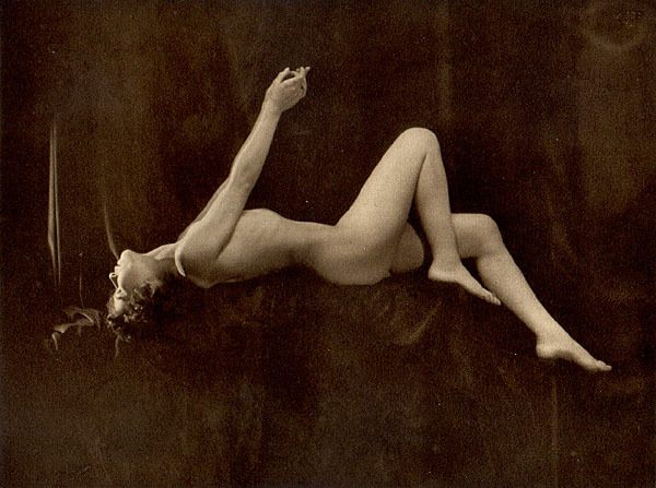 From La Beauté de la Femme10. Album du Premier Salon Internationale du Nu Photographique Paris. Daniel Masclet 1933