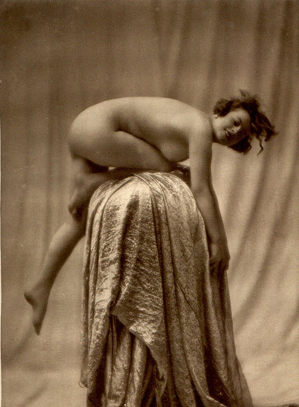 From La Beauté de la Femme13. Album du Premier Salon Internationale du Nu Photographique Paris. Daniel Masclet 1933