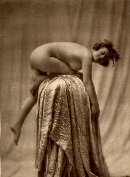 From La Beauté de la Femme13. Album du Premier Salon Internationale du Nu Photographique Paris. Daniel Masclet 1933