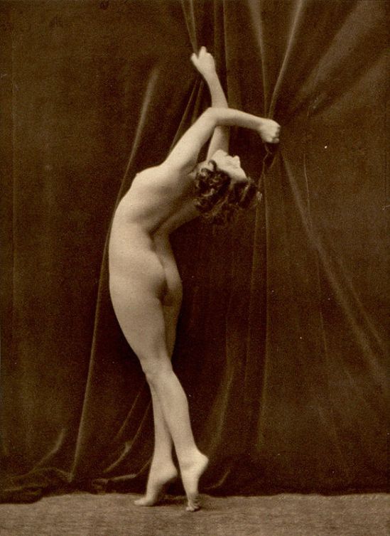 From La Beauté de la Femme15. Album du Premier Salon Internationale du Nu Photographique Paris. Daniel Masclet 1933