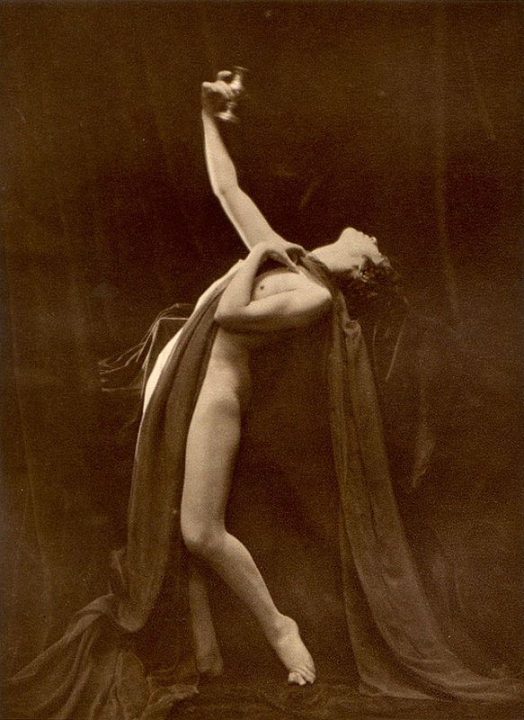 From La Beauté de la Femme4. Album du Premier Salon Internationale du Nu Photographique Paris. Daniel Masclet 1933