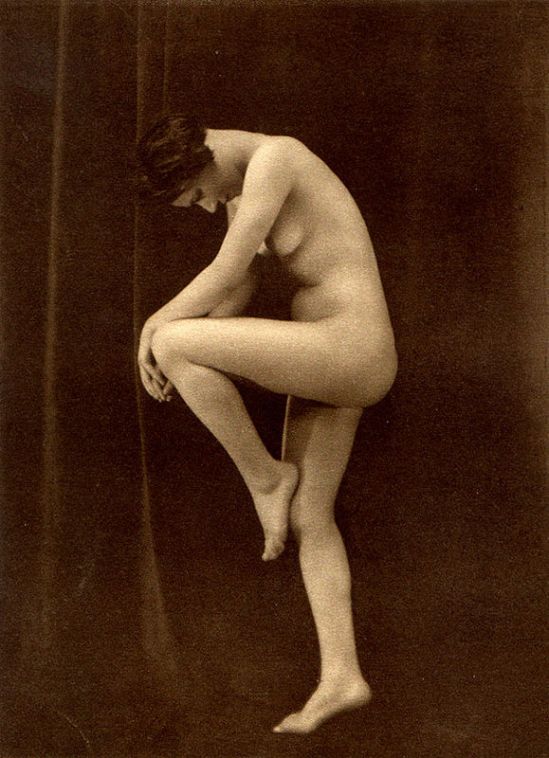 From La Beauté de la Femme6. Album du Premier Salon Internationale du Nu Photographique Paris. Daniel Masclet 1933