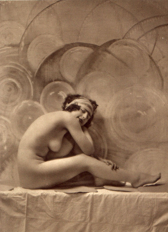 From La Beauté de la Femme8. Album du Premier Salon Internationale du Nu Photographique Paris. Daniel Masclet 1933