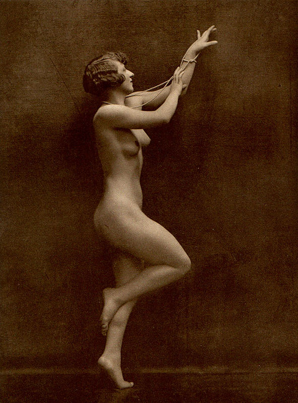 From La Beauté de la Femme9. Album du Premier Salon Internationale du Nu Photographique Paris. Daniel Masclet 1933