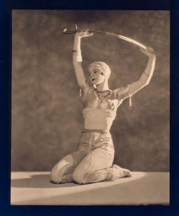 nickolas-muray-leja-dancer-in-costume-1920-1932-via-eastmanmuseum