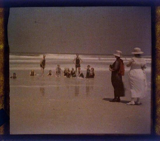 charles-c-zoller-people-on-beach-1923-autochrome-via-eastmanuseum