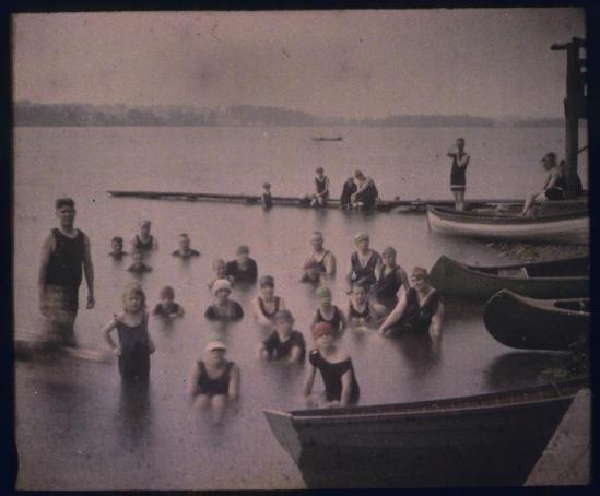charles-c-zoller-swimmers-in-silver-lake-n-y-1920-aitochrome-via-eastmanuseum