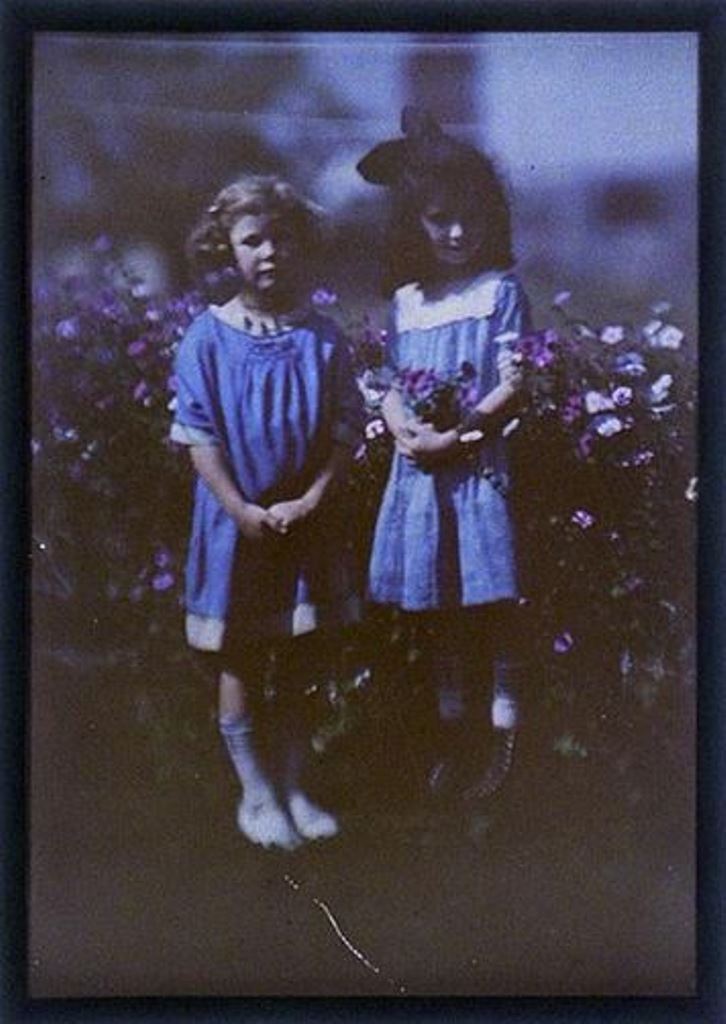 charles-c-zoller-two-girls-in-front-of-flowering-bush-1907-1932-autochrome-via-eastmanuseum