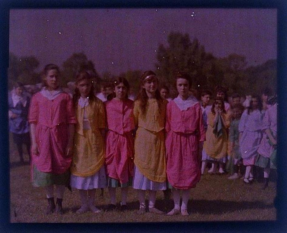 charles-c-zoller-young-girls-1907-1932-autochrome-via-eastmanuseum